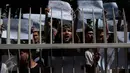 Pengungsi atau pencari suaka menggelar demonstrasi di depan kantor UNHCR, Jakarta, Senin (6/2). Mereka mendesak UNHCR segera mengurus administrasi kepindahan mereka dari Indonesia ke suatu negara yang dianggap lebih aman. (Liputan6.com/Gempur M Surya)