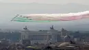 Tim aerobatik Frecce Tricolori Italia mengeluarkan asap berwarna bendera Italia saat melintas di atas Monumen Vittoriano pada militer ulang tahun Hari Republik Italia ke-72 di Roma, Sabtu (2/6). (AP Photo/Claudio Peri)