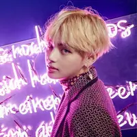 Di balik wajahnya yang imut, ternyata V BTS senang dengan makanan asli Korea, Japchae. Makanan sejenis sohun ini dihidangkan dengan daging dan sayuran. (Foto: Allkpop.com)