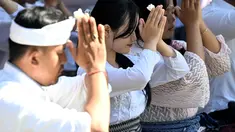 Umat Hindu berdoa saat perayaan Galungan di Denpasar, Bali, Rabu 17 Juni 2026. (SONNY TUMBELAKA/AFP)