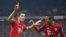 Striker Bayern Munchen, Robert Lewandowski merayakan gol yang dicetaknya ke gawang Dinamo Zagreb pada laga Liga Champions di Stadion Allianz Arena, Jerman, Rabu (30/9/2015). Lewandowski berhasil meraih hat-trick. (AFP Photo/Guenter Schiffmann)