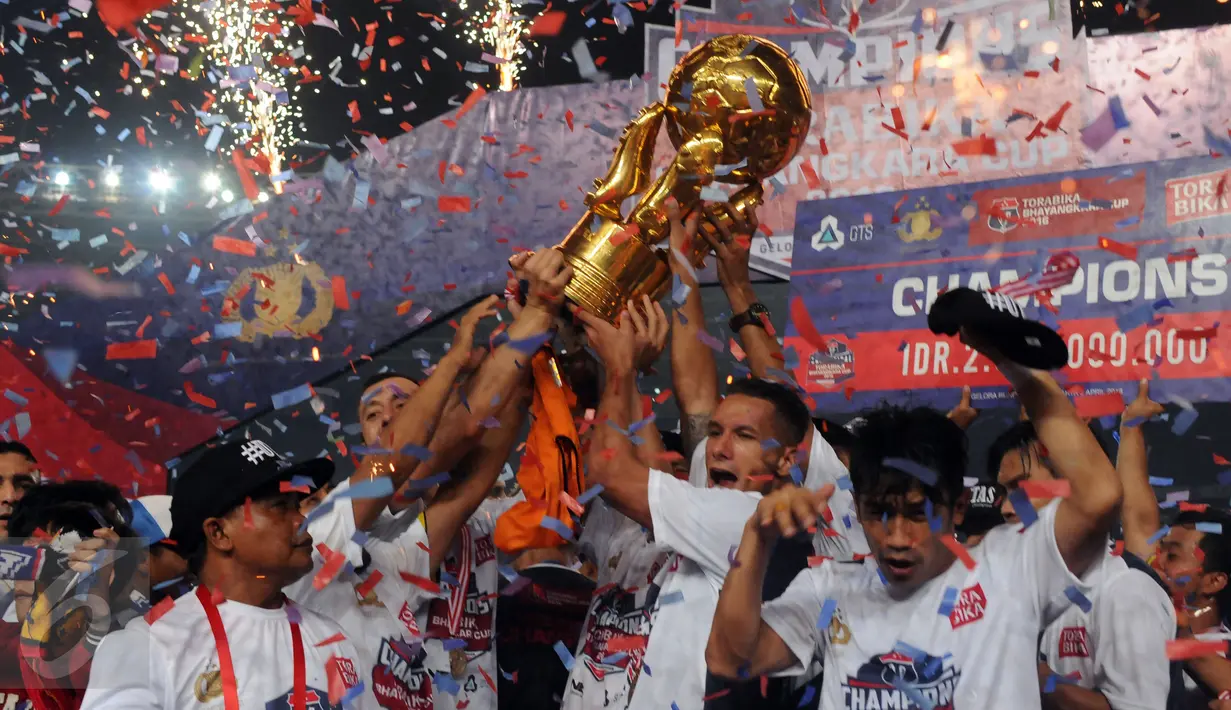 Pemain Arema Cronus mengangkat piala saat merayakan kemenangan atas Persib di laga final Piala Bhayangkara di Stadion GBK Jakarta, Minggu (3/4/2016). Laga dimenangkan Arema Cronus dengan skor 2-0. (Liputan6.com/Helmi Fithriansyah)