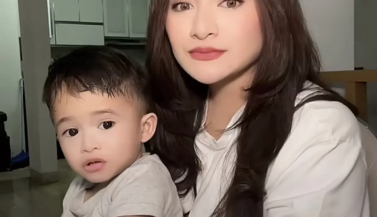 Mantan istri Sule ini juga mengenakan blouse putih dengan rambut panjang tergerainya. (@nathalieholscher)