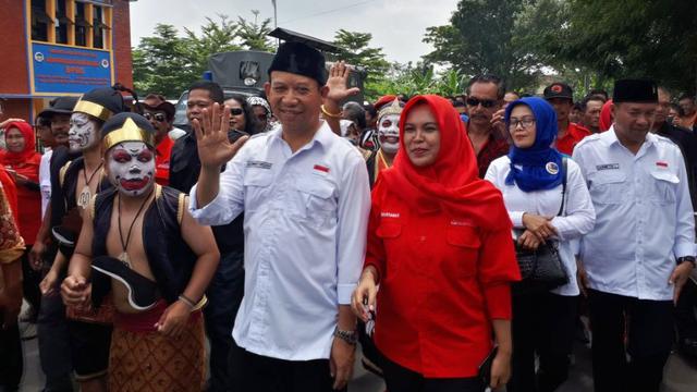 Diiringi kentongan dan Bawor, Achmad Husein-Sadewo Tri Lestiono tiba di KPU Banyumas . (Foto: Liputan6.com/Muhamad Ridlo)