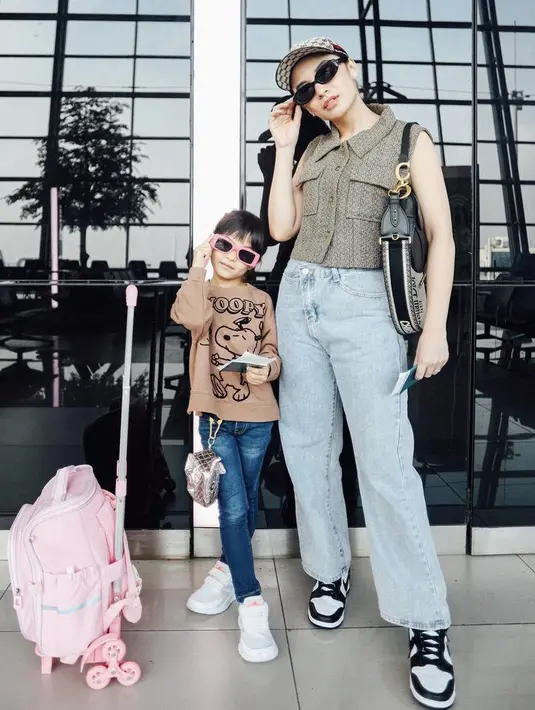 Berkat olahraga yang ditekuni, Chelsea pun memiliki body goals. Terlihat dari pakaian crop top tanpa lengan dipadu celana denim. credit: Instagram/(@chelseaoliviaa)