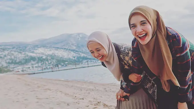 6 Potret Persahabatan Laudya Cynthia Bella dan Zaskia Sungkar, Bak Saudara Kandung