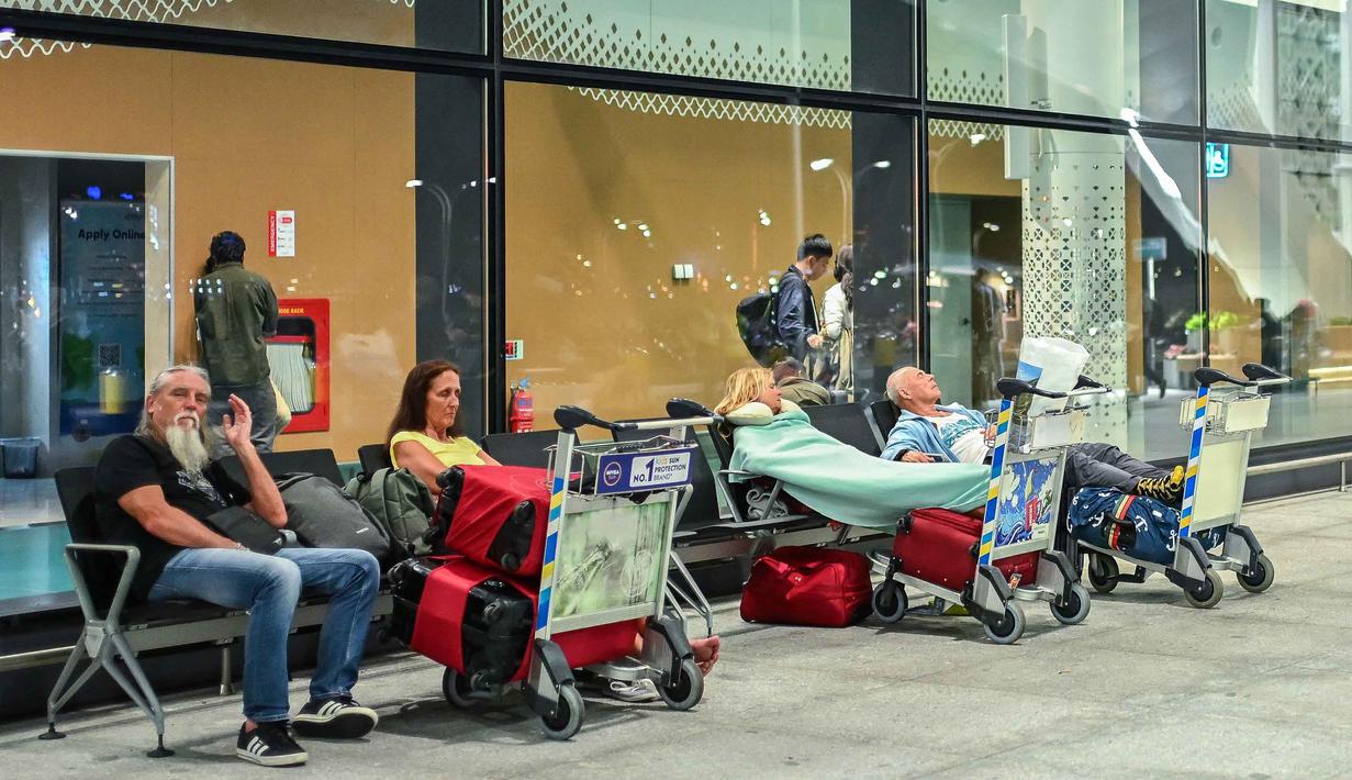 Langkah CGAA dilakukan bersamaan dengan penutupan wilayah udara sepenuhnya di Iran, Irak, Yordania, dan Israel. Tampak dalam foto, penumpang yang terlantar menunggu di Bandara Internasional Velana di Male pada Minggu 1 Maret 2026 setelah pembatalan beberapa penerbangan tujuan Timur Tengah. (Mohamed Afrah/AFP)