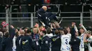 Erling Braut Haaland menjadi sosok penting dalam lolosnya Norwegia ke Piala Dunia 2026. Tampak dalam foto, pemain Timnas Norwegia bersama pelatih Staale Solbakken merayakan kemenangan mereka dalam pertandingan kualifikasi Piala Dunia 2026 antara Italia dan Norwegia di Stadion San Siro, Milan, pada 16 November 2025. (Stefano RELLANDINI/AFP)
