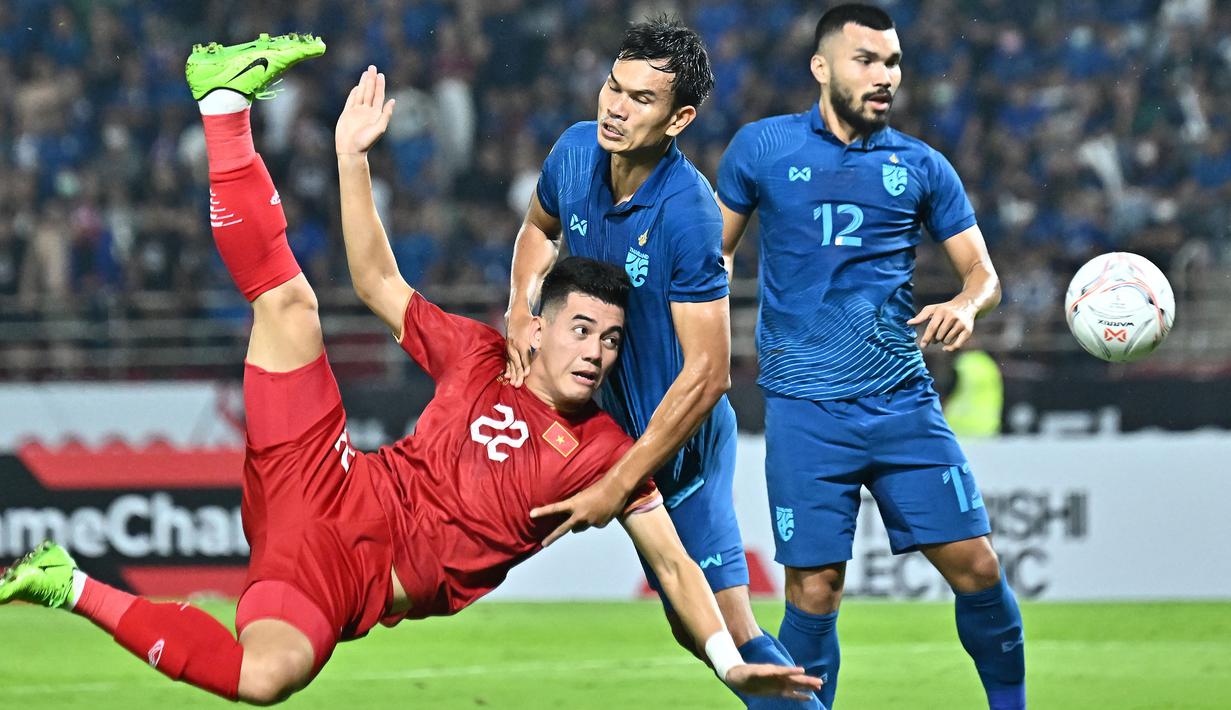 Nguyen Tien Linh sayangnya harus puas meraih predikat runner up Piala AFF 2022 bersama Timnas Vietnam. The Golden Star tunduk dengan agregat 2-3 dari Thailand. (AFP/Lillian Suwanrumpha)