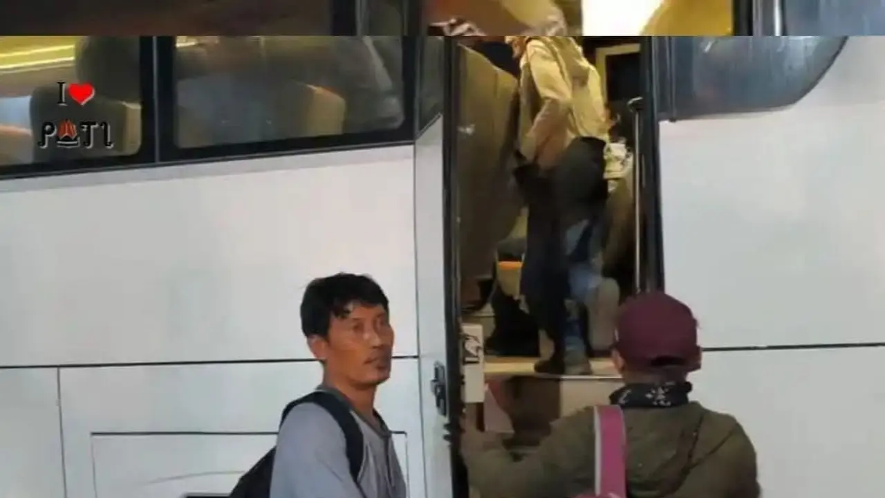 Massa AMPB bergerak ke Jakarta. (Liputan6.com/Arief Pramono)