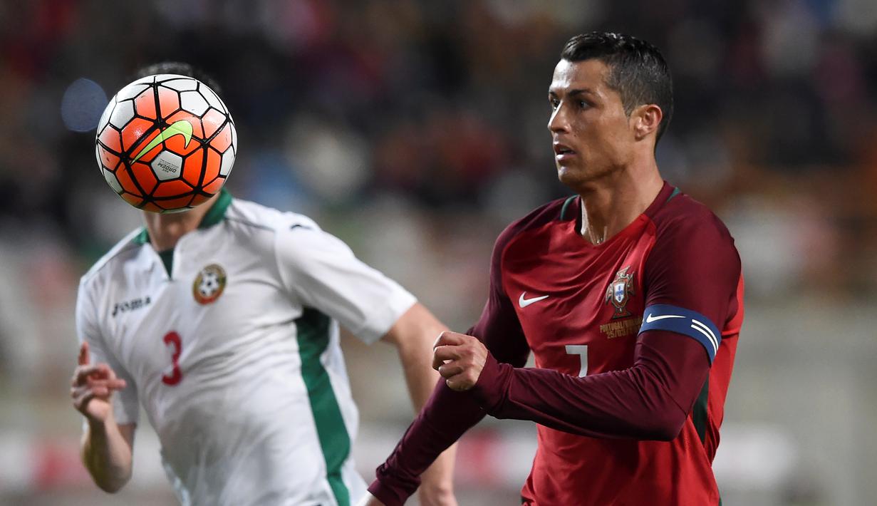 Pemain Portugal, Cristiano Ronaldo, berusaha menguasai bola di depan gawang Bulgaria dalam pertandingan persahabatan di Stadion Magalhaes Pessoa, Leiria, Portugal, (25/3/2016). (AFP/Francisco Leong)