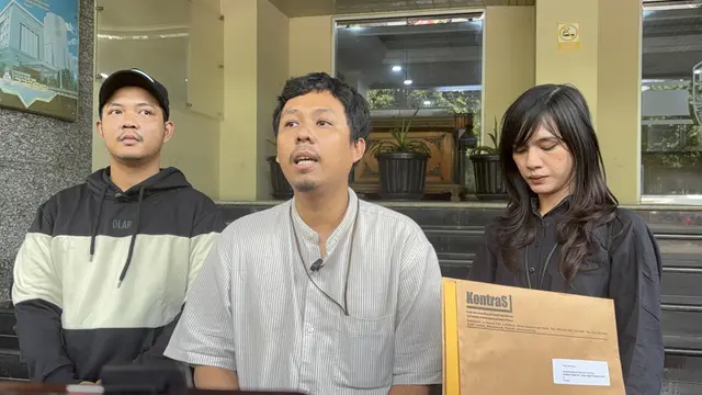 Imrony kakak Farhan dan KontraS mendatangi Polda Metro Jaya