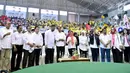 Capres nomor urut 01 Joko Widodo atau Jokowi didampingi Ibu Negara Iriana saat berkampanye di Probolinggo, Jawa Timur, Rabu (10/4). Jokowi mengingatkan pendukungnya untuk mengenakan baju putih saat datang ke TPS pada 17 April mendatang. (Liputan6.com/Pool/Media Jokowi-Amin)