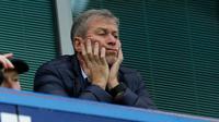 Pemilik Chelsea, Roman Abramovich sebelum menyaksikan Liga Inggris antara Chelsea dan Sunderland di stadion Stamford Bridge di London pada 19 Desember 2015. Dari pernikahannya tersebut, mereka dikaruniai dua orang anak. (AP Photo/Matt Dunham)