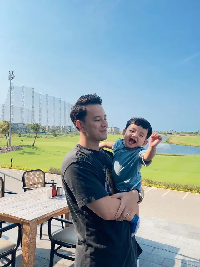6 Potret Seru Billy Davidson Asuh Baby Pierce yang Kini Makin Gemas