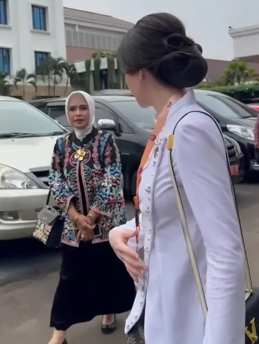 Arumi membawa tas sling bag warna hitam, diketahui Arumi salah satu istri pejabat yang tidak pernah terlihat mengenakan tas branded. Rambutnya ditata sanggul modern dengan model berlekuk.  [@arumibachsin_94]