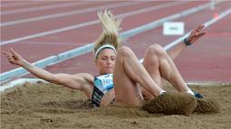 Atlet Yunani, Paraksevi Papachristou, beraksi di nomor lompat jangkit Diamond League Roma di Stadion Olympico, Roma. (AFP/Andreas Solaro)