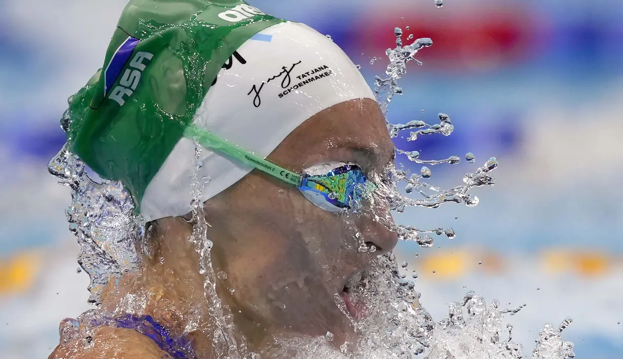Tatjana Schoenmaker dari Afrika Selatan bertanding pada nomor 100 meter gaya dada putri di Olimpiade Tokyo 2020, Minggu (25/7/2021). (Foto: AP/Martin Meissner)