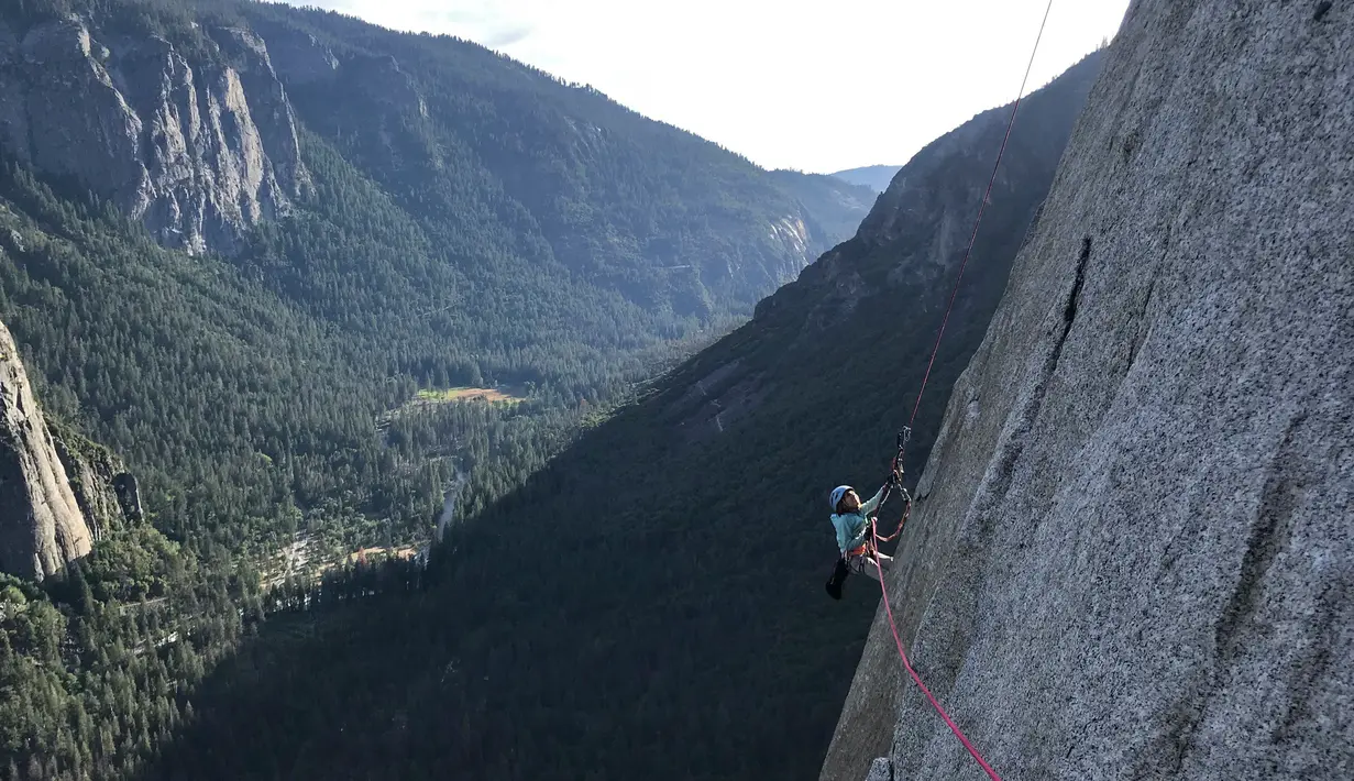 Selah Schneiter saat memanjat tebing El Capitan di Taman Nasional Yosemite, California, Amerika Serikat, 10 Juni 2019. Panjat tebing sudah mendarah bagi keluarga Schneiter. (Michael Schneiter via AP)