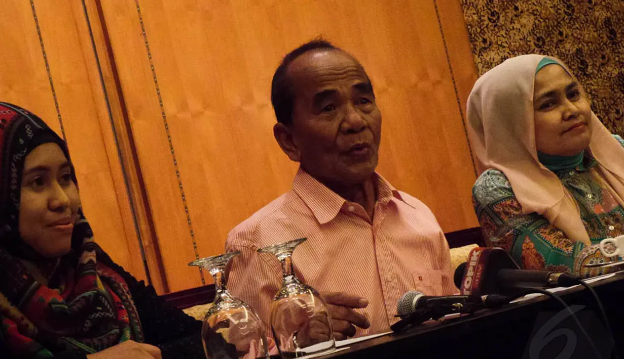 Dalam konferensi pers itu, Annas Maamun membantah dirinya pernah melakukan tindak pelecehan seksual sebagaimana yang dituduhkan wanita berinisial WW kepadanya, Jakarta, (11/9/14). (Liputan6.com/Faizal Fanani)