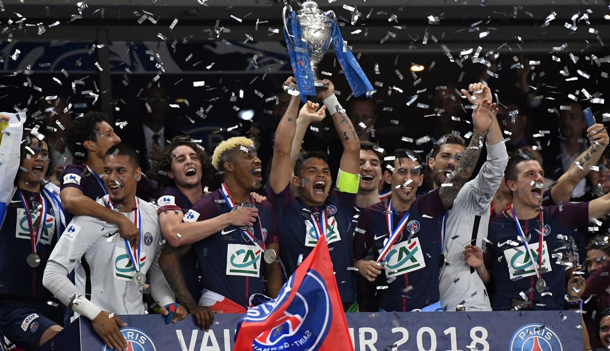 Pemain Paris Saint-Germain, Thiago Silva dan timnya merayakan kemenangan atas Tim divisi tiga, Les Herbiers pada final Piala Prancis (Coupe de France) di Stade de France, Rabu (9/5). PSG sukses menjuarai Piala Prancis usai menang 2-0. (AFP/FRANCK FIFE)