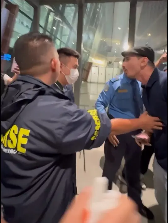 "Balikin uang saya, mobil saya. Balikin, Jangan ambil punya orang," teriak Jessica Iskandar. 
 [Instagram/inijedar]