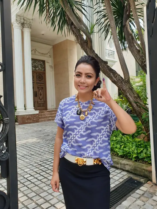 Saat Pemilu beberapa waktu lalu, Mayangsari juga terlihat mengenakan batik. Gaya Mayangsari saat mengenakan batik ini juga dipadukan dengan menggunakan aksesoris tambahan seperti kalung dan sabuk berwarna emas. (Liputan6.com/IG/@mayangsaritrihatmodjoreal)