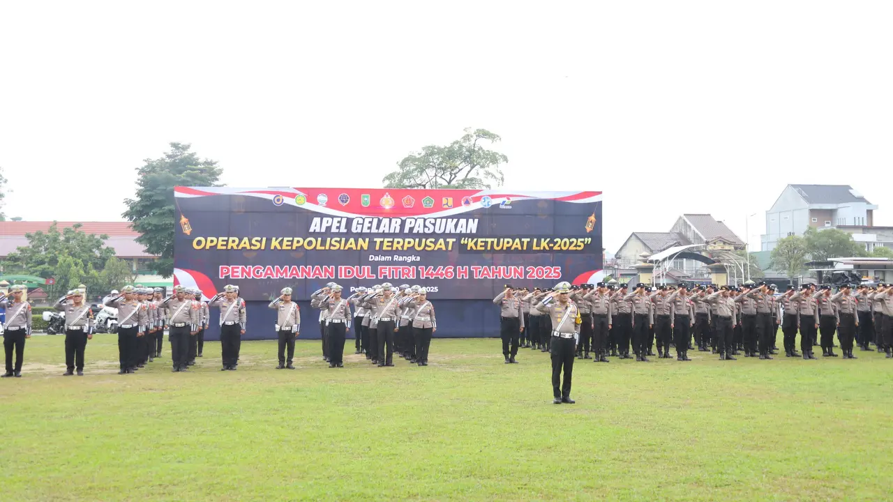 Apel gelar pasukan Operasi Ketupat Lancang Kuning untuk mengamankan arus mudik Lebaran Idul Fitri.