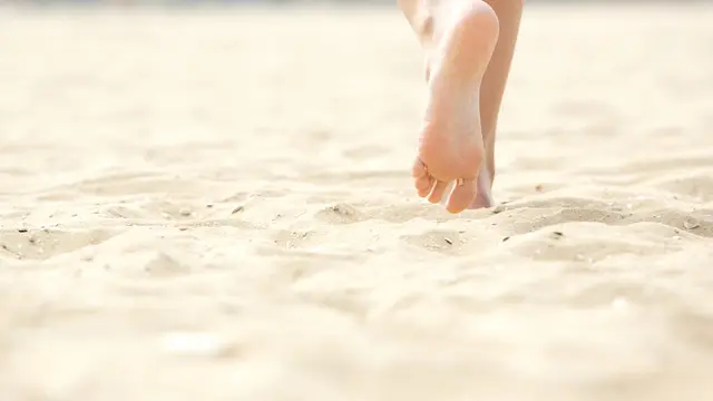 Jalan tanpa alas kaki. (Foto: womenlargesizeshoes.com)