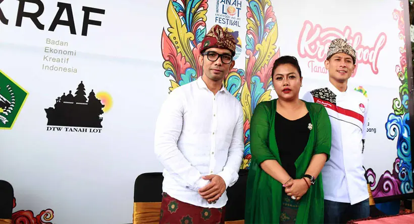 Chef Juna dan Indra Herlambang berpose bersama Bupati Tabanan, Eka Wiryastuti di ajang Tanah Lot Kreatif Food and Art Festival pada 7-9 Juli 2017. (Istimewa)