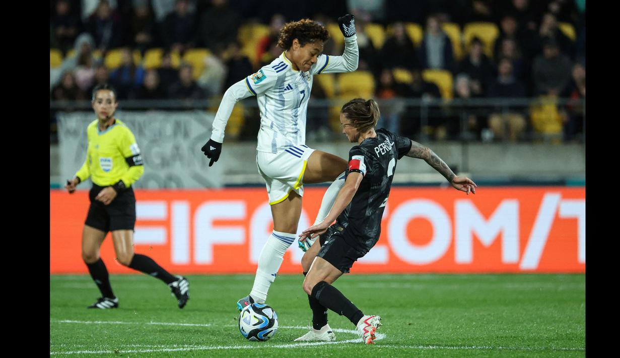 Pemain Timnas Filipina putri, Sarina Bolden (kiri), berebut bola dengan pemain Timnas Selandia Baru, Ria Percival, dalam pertandingan lanjutan grup A Piala Dunia Wanita 2023 yang berlangsung di Stadion Regional Wellington, Selasa (25/7/2023). (AFP/Marty Melville)