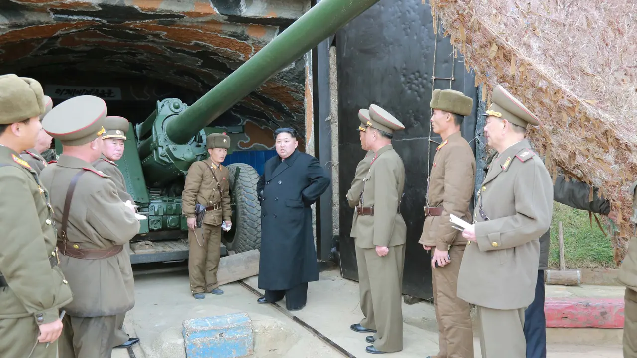 20161111-Kim-Jong-un-Cek-Kekuatan-Pertahanan-Korut-Reuters