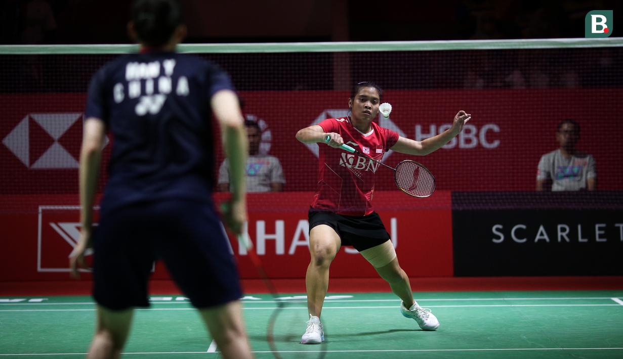 Pebulutangkis tunggal putri Indonesia, Gregoria Mariska bertanding melawan pebulutangkis China, Han Yue pada laga perempatfinal Indonesia Masters 2023 di Istora Senayan, Jakarta, Jumat (27/01/2023). Gregoria kalah dengan skor 21-12, 8-21, 16-21. (Bola.com/Bagaskara Lazuardi)