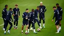 Para pemain timnas Prancis mengambil bagian dalam sesi latihan pada malam laga persahabatan internasional, di stadion Pierre-Mauroy, dekat Lille, Senin (28/3/2022). Prancis akan beruji coba melawan Afrika Selatan pada Rabu, 30 Maret 2022 dini hari WIB. (FRANCK FIFE / AFP)