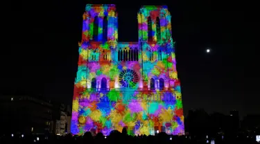 Sebuah foto pada 20 Oktober 2018 menunjukkan Gereja Katedral Notre Dame selama pertunjukan cahaya berjudul "Dame de Coeur" di Paris, Prancis. Pertunjukan cahaya tersebut bagian dari perayaan seratus tahun Perang Dunia I. (Photo by Ludovic MARIN/AFP)