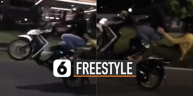 VIDEO: Ngeri Aksi Pengendara Motor Melakukan Freestyle di Jalanan