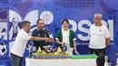 Wakil Ketua Umum I PSSI, Zainuddin Amali (tengah kiri), Wakil Ketua Umum II PSSI, Ratu Tisha (tengah kanan), Sekjen PSSI, Yunus Nusi (kiri), dan Exco PSSI, Ahmad Riyadh (kanan) melakukan potong tumpeng dalam perayaan ulang tahun PSSI yang ke-69 di Stadion Gelora Delta, Sidoarjo, Jawa Timur, Minggu (19/04/2026). (Bola.com/M Iqbal Ichsan)