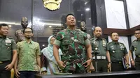 KSAD Jenderal TNI Andika Perkasa (tengah) memberi keterangan pers terkait taruna Akademi Militer (Akmil) Zenz Allie di Mabes AD, Jakarta, Selasa (13/8/2019). Andika mengatakan pihaknya tetap mempertahankan Enzo Zenz Allie sebagai taruna Akmil 2019. (Liputan6 com/Angga Yuniar)