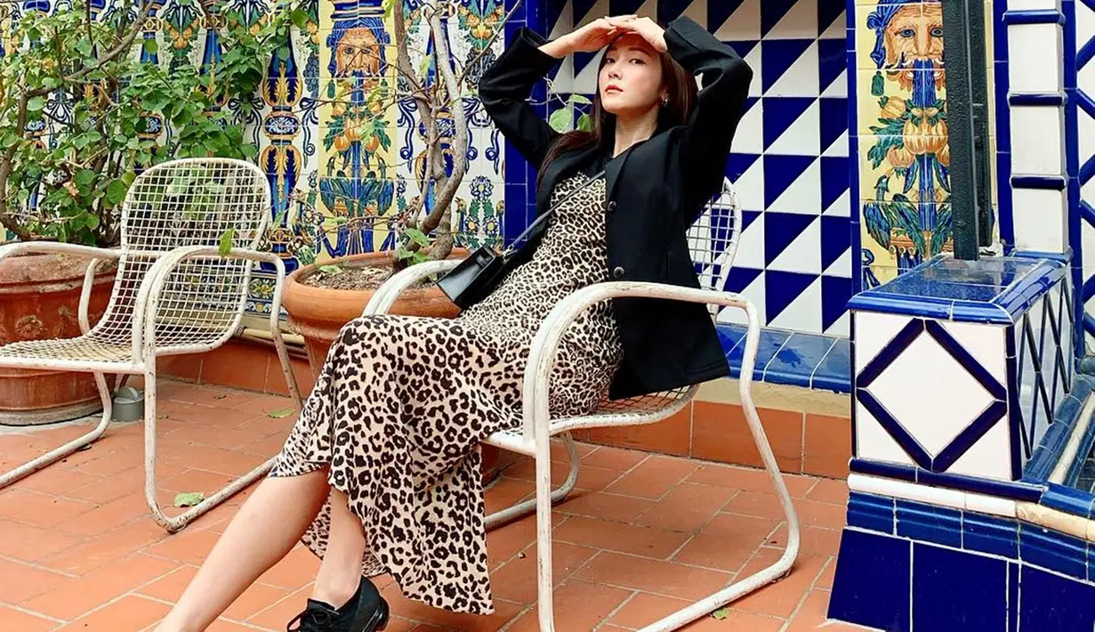 Tampil casual dengan dress motif leopard, dipadukan dengan blazer hitam & sepatu sport hitam. Tak selalu tampil feminim Jessica Jung juga sering tampil sporty. Begini gaya fashion liburan ala Jessica di Barcelona.(Liputan6.com/IG/@jessica.syj)