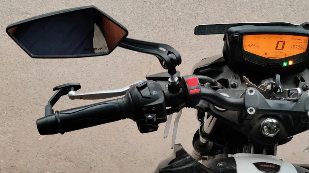 Melepas spion motor akan menggugurkan garansi motor (Techno Kahn Store)