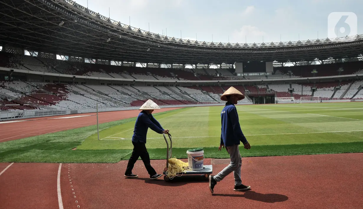 Aktivitas pekerja saat perawatan lapangan Stadion Utama Gelora Bung Karno Senayan, Jakarta Pusat, Kamis (12/1/2023). Perawatan kebersihan Stadion berkapasitas 88.083 penonton tersebut dilakukan secara rutin jelang pertandingan Internasional Sepakbola U-20 di Indonesia yang diikuti 24 negara untuk ajang bergengsi sepak bola yang akan berlangsung 20 Mei hingga 11 Juni 2023 mendatang. (merdeka.com/Iqbal S Nugroho)