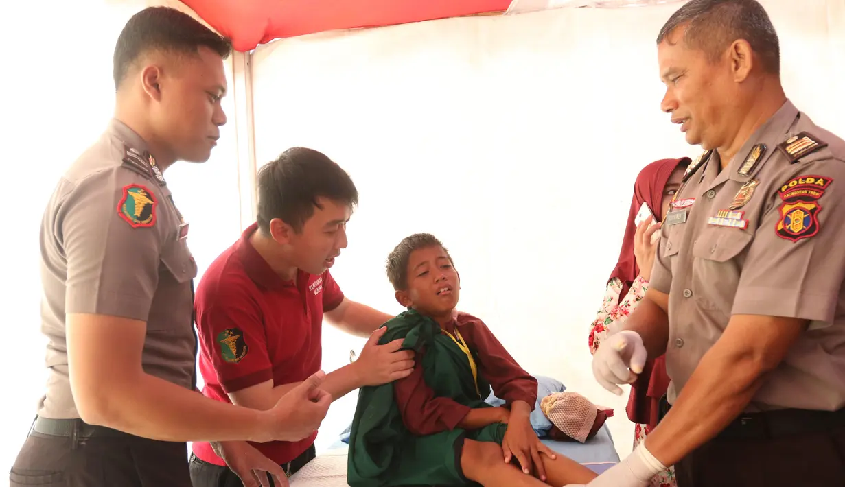 Seorang anak menjalani sunat massal pada kegiatan bakti sosial di Lapangan Merdeka, Balikpapan, Kalimantan Timur, Selasa (23/7/2019). Pertamina bekerja sama dengan Bhayangkari mengadakan bakti sosial di wilayah Balikpapan dalam rangka Hari Kesatuan Gerak Bayangkari ke-67. (Liputan6 com/Angga Yuniar)