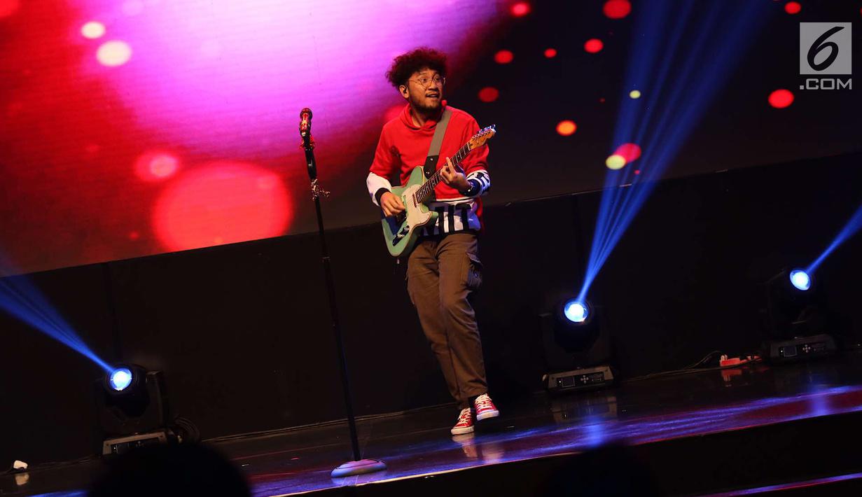 Penyanyi Kunto Aji tampil dalam acara XYZ Day 2018 di Jakarta, Rabu (25/4). XYZ Day 2018 merupakan ajang perkenalan dari bersatunya media daring terkemuka yaitu PT Liputan Enam Dot Com dan PT KapanLagi Dot Com Networks. (Liputan6.com/Immanuel Antonius)