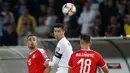 Striker Portugal, Cristiano Ronaldo, duel udara dengan bek Serbia, Nikola Maksimovic, pada laga Kualifikasi Piala Eropa 2020 di Belgrade, Sabtu (7/9). Serbia kalah 2-4 dari Portugal. (AFP/Pedja Milosavljevic)