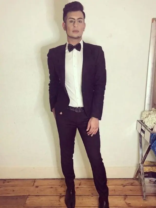 [Bintang] Cowok Ini Disebut Sebagai Raja Selfie, Dalam Sehari Bisa Foto 200 Kali Lho