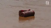 Sebuah kasur menghanyut di aliran Sungai Ciliwung yang meluap di kawasan Pejaten Timur, Jakarta, Jumat (26/4). Banjir kiriman melalui Sungai Ciliwung yang berasal dari Bogor tersebut mengakibatkan sejumah wilayah di Ibukota terendam banjir. (Liputan6.com/Immanuel Antonius)