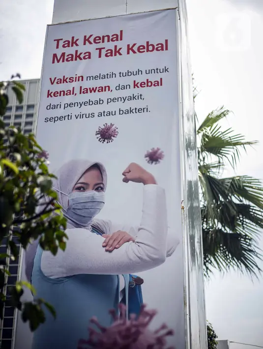 Baliho sosialisasi manfaat vaksinasi terpampang di Jalan Asia Afrika, Senayan, Jakarta, Sabtu (28/11/2020). Presiden Joko Widodo atau Jokowi memperkirakan pemberian vaksin COVID-19 dapat dilakukan pada akhir Desember 2020 atau awal Januari 2021. (Liputan6.com/Faizal Fanani)