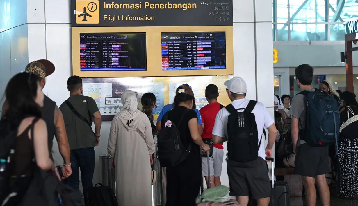 Pembatalan menyusul erupsi Gunung Lewotobi Laki-laki di Nusa Tenggara Timur pada Selasa 17 Juni 2025 sekitar pukul 17.35 WITA. (SONNY TUMBELAKA/AFP)