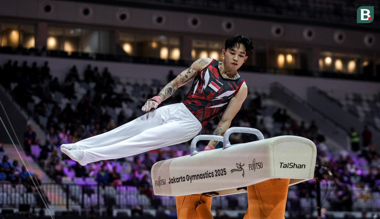 Pesenam putra Indonesia, Joseph Judah Hatoguan beraksi pada nomor kuda pelana dalam Kejuaraan Dunia Gimnastik 2025 di Indonesia Arena, Senayan, Jakarta, Senin (20/10/2025). (Bola.com/Bagaskara Lazuardi)