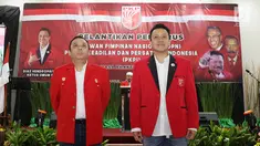 Ketua Umum PKPI Diaz Hendropriyono (kanan) saat pelantikan pengurus DPN PKPI periode 2018-2024 di Jakarta, Rabu (30/5). Pelantikan tersebut dihadiri seluruh pengurus PKPI baru. (Liputan6.com/Immanuel Antonius)
